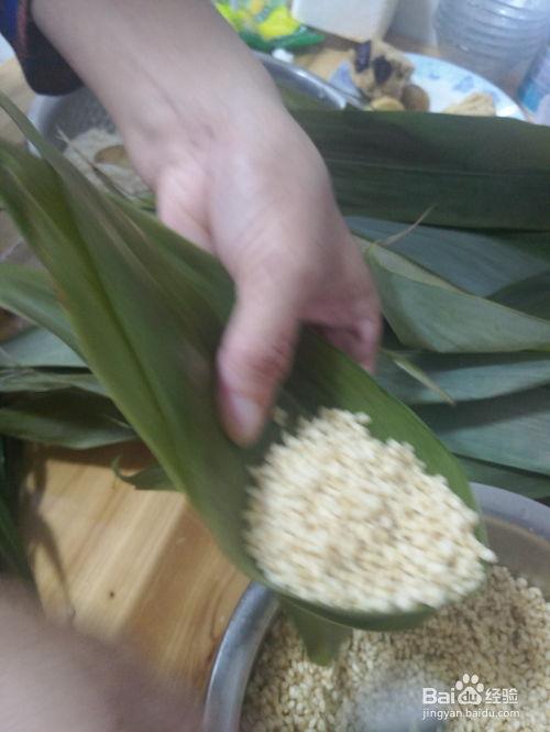教包粽子视频,传承端午佳节传统美食