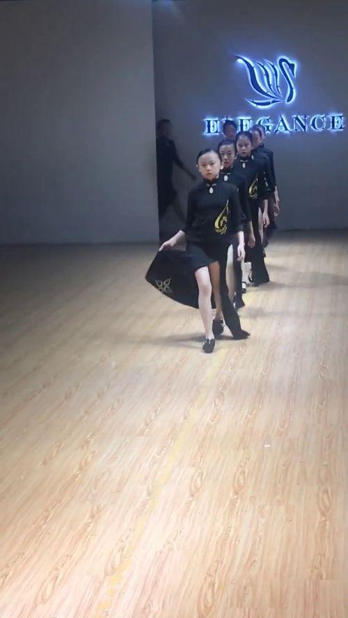 模特步视频,优雅步伐的时尚演绎